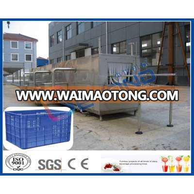 Plastic food container cleaning machine with washing tunnel